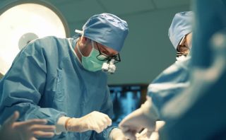 La durée d’une intervention au bloc opératoire varie toujours selon le type d’acte. En effet, une opération mineure comme le retrait